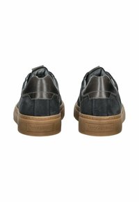 Sneakers in suede grigio scuro con suole in gomma marrone. Accenti in pelle liscia sul retro e una pannello con marchio sul tallone.