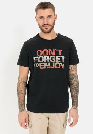 Schwarzes Baumwoll-T-Shirt mit auffälligem, mehrfarbigem Text: "VERGISS NICHT, zu GENIEßEN." Klassischer Rundhalsausschnitt und kurze Ärmel.