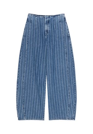 Pantalones de mezclilla azul de pierna ancha con rayas blancas verticales y cierre frontal de cremallera sobre un fondo blanco.