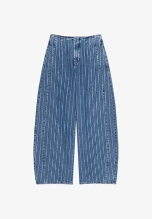 Pantalones de mezclilla azul de pierna ancha con rayas blancas verticales y cierre frontal de cremallera sobre un fondo blanco.