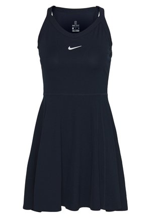 Robe de sport sans manches Nike noire avec un corsage ajusté, une jupe évasée et un logo blanc sur la poitrine, fabriquée avec un tissu Dri-FIT.