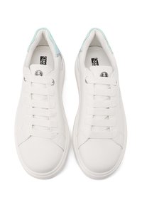 Sneakers bianchi con tomaia in pelle liscia, lacci testurizzati, accenti verde menta sul tallone e design della punta arrotondata.