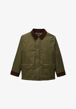 Veste vert olive avec un col en velours côtelé marron, fermeture à boutons-pression à l'avant et deux grandes poches plaquées à l'avant. Présente une coupe droite et des manches longues.