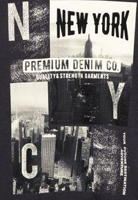 T-shirt grafico nero con immagini di skyline e scritte bianche in grassetto. Il testo include "New York" e "Premium Denim Co." in font diversi.