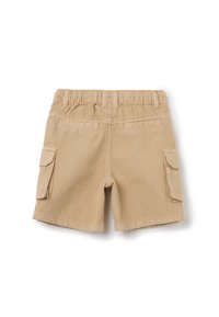 Bermudas de cargo beige hechas de un tejido resistente, con una cinturilla elástica, dos bolsillos laterales y dos bolsillos traseros con solapas.