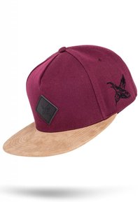 Bordeauxkleurige pet met een gestructureerde stoffen kroon en een lichtbruine leren rand. Inclusief een zwart leren patch met een geperst logo en ontwerpdetails aan de zijkant.