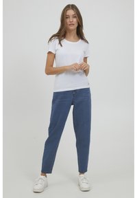 Oxmo OXANN - Pieguloša piegriezuma džinsi - mid blue denim