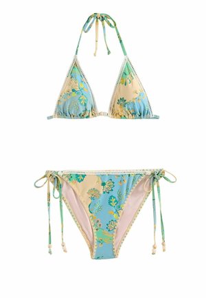 To-delt bikini med trekants-top og bindebånds-bund i pastelgrøn, blå og beige blomsterprint med bølget kant.