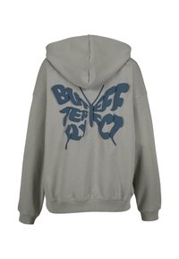 Hættebluse i blødt, gråt stof med en stor blå tekst og sommerfuglegrafik på ryggen, samt ribbede manchetter og kant.