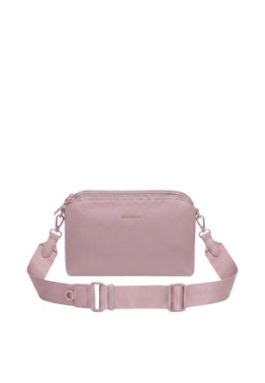Zachte roze rechthoekige crossbodytas met twee ritssluitingen en verstelbare stoffen band met metalen clips op witte achtergrond.