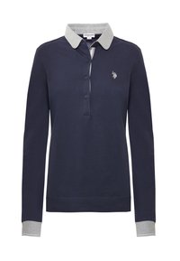 Polo a maniche lunghe blu marina con colletto e polsini grigi. Presenta un'apertura con tre bottoni e un logo ricamato sul petto. Materiale in cotone.