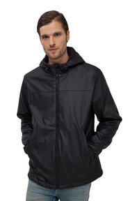 Giacca nera impermeabile con cappuccio, zip frontale e tasche laterali. Presenta una superficie liscia e opaca e polsini elasticizzati per una vestibilità aderente.
