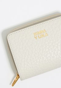 Witte, textuur-lederen portemonnee met gouden, reliëfdruk "BIMBA Y LOLA" logo, rits sluiting en een gladde beige binnenvoering.