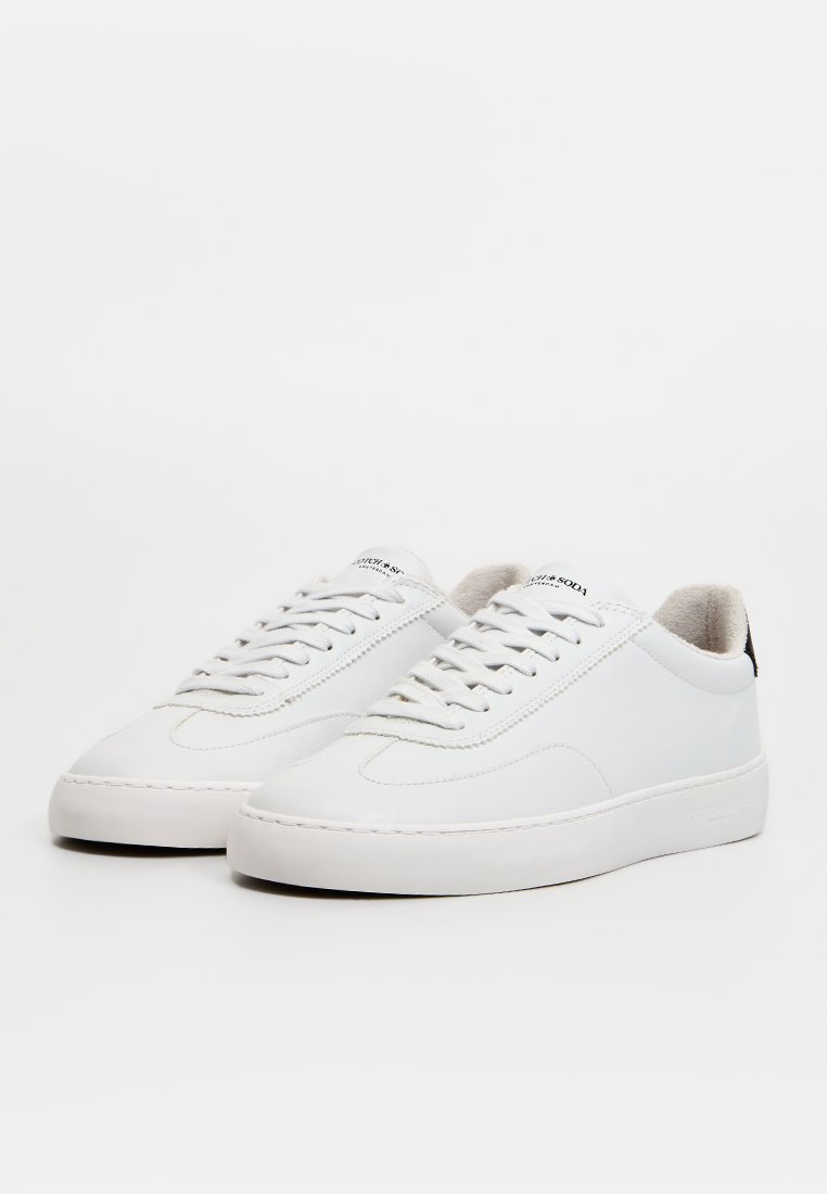 Weiße Leder-Sneaker mit glattem Finish, ausgestattet mit einer Schnürung, runder Zehenform und dezentem schwarzen Akzent an der Ferse.