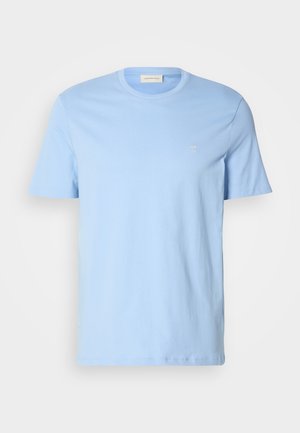 T-shirt di cotone blu chiaro con collo rotondo, maniche corte e un piccolo logo ricamato sul lato sinistro del petto. Texture liscia, vestibilità rilassata.