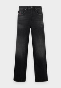 Μαύρα τζιν από denim με ίσια γραμμή, διαθέτουν πέντε τσέπες, διακριτική ξεθώριαση και φθαρμένη όψη. Ορατά μεταλλικά εξαρτήματα και ραφές.