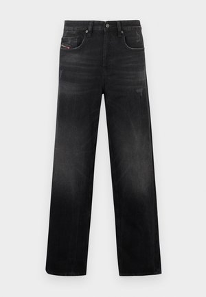 Μαύρα τζιν από denim με ίσια γραμμή, διαθέτουν πέντε τσέπες, διακριτική ξεθώριαση και φθαρμένη όψη. Ορατά μεταλλικά εξαρτήματα και ραφές.