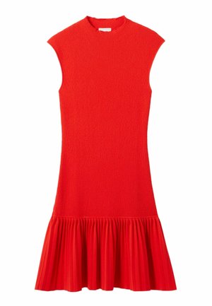 Robe rouge vif sans manches en tissu texturé avec un large ourlet plissé en bas.