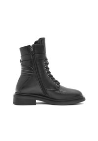 Stivale alla caviglia in pelle nera con zip laterale, lacci frontali, dettagli imbottiti sul retro e tacco basso a blocco su uno sfondo bianco.