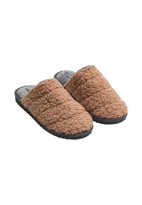 Un par de zapatillas de casa marrón de felpa con suelas gris oscuro sobre un fondo blanco.