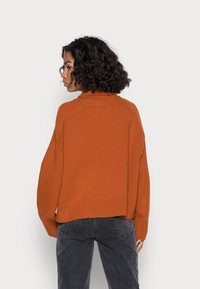 Marc O'Polo LONGSLEEVE STAND UP COLLAR - Camisola - bright rustic orange