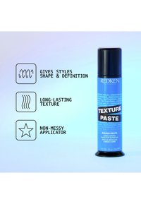 Redken Texture Paste in een cilindervormige blauwe container met een zwarte dop. De tekst benadrukt de stylingvoordelen: vorm, langdurige textuur, en een handige applicator zonder rommel.