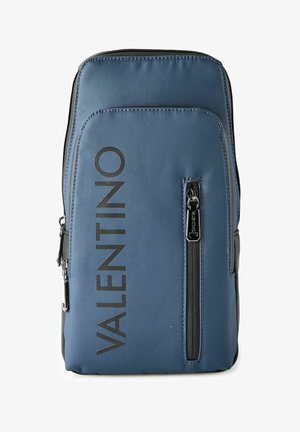 Blauwe rugzak van nylon met een gestructureerde afwerking, voorzien van een groot "VALENTINO" logo, een voorvak met rits en zwarte accenten langs de randen.