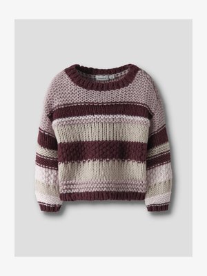Stickad tröja med rund hals, med horisontella ränder i burgundy, krämvit och mjuk rosa. Texturen är tjock och varm.