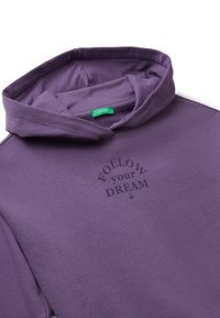 Paarse hoodie van zacht katoen, met een gebogen tekstontwerp "VOLG je DROOM" in het zwart. Heeft een voorzak in kangoeroestijl en een capuchon met koord.