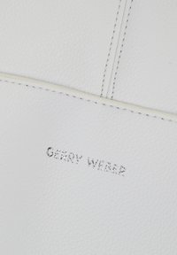 Pochette in pelle bianca testurizzata con testo in rilievo argento "GERRY WEBER." Presenta dettagli cuciti sottili e una cucitura a contrasto.