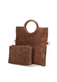 Sac fourre-tout en daim marron avec une poignée ronde et une pochette zippée assortie amovible. Texture lisse, design minimaliste, sans matériel visible.