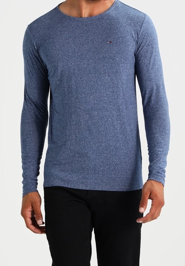 Långärmad, marinblå T-shirt i jersey-material. Har en rundad halsringning och en logotypapplikation på bröstet. Slät textur och figursydd design.