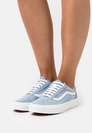 Blå ruskinds sneakers med lav profil, hvide detaljer og snørebånd. Har en rund tå og struktureret overdel. Sålen er i hvid gummi.