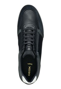 Zapatilla de cuero negro y ante con acentos texturizados, diseño con cordones, cremallera lateral y detalles en blanco en el talón. Logo en la plantilla.