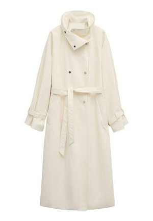 Trench coat lungo color crema con colletto alto, bottoni doppiopetto, vita con cintura e polsini con cinturino regolabile.