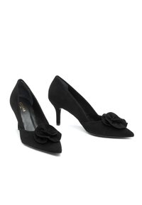 Czarne zamszowe szpilki z wąskim noskiem, z kwiatowym akcentem z przodu. Gładka faktura i smukły, elegancki fason obcasa.