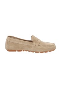 Beige Wildleder Slipper mit einer genähten Naht und einem gewebten Akzent über dem Rist. Flache Gummisohle mit kleinen Griffflächen, niedriges Design.