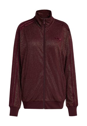 Chaqueta de chándal de color burdeos con cremallera, cuello alto, puños acanalados, dobladillo, tres franjas en las mangas y un sutil logo en el lado izquierdo del pecho.