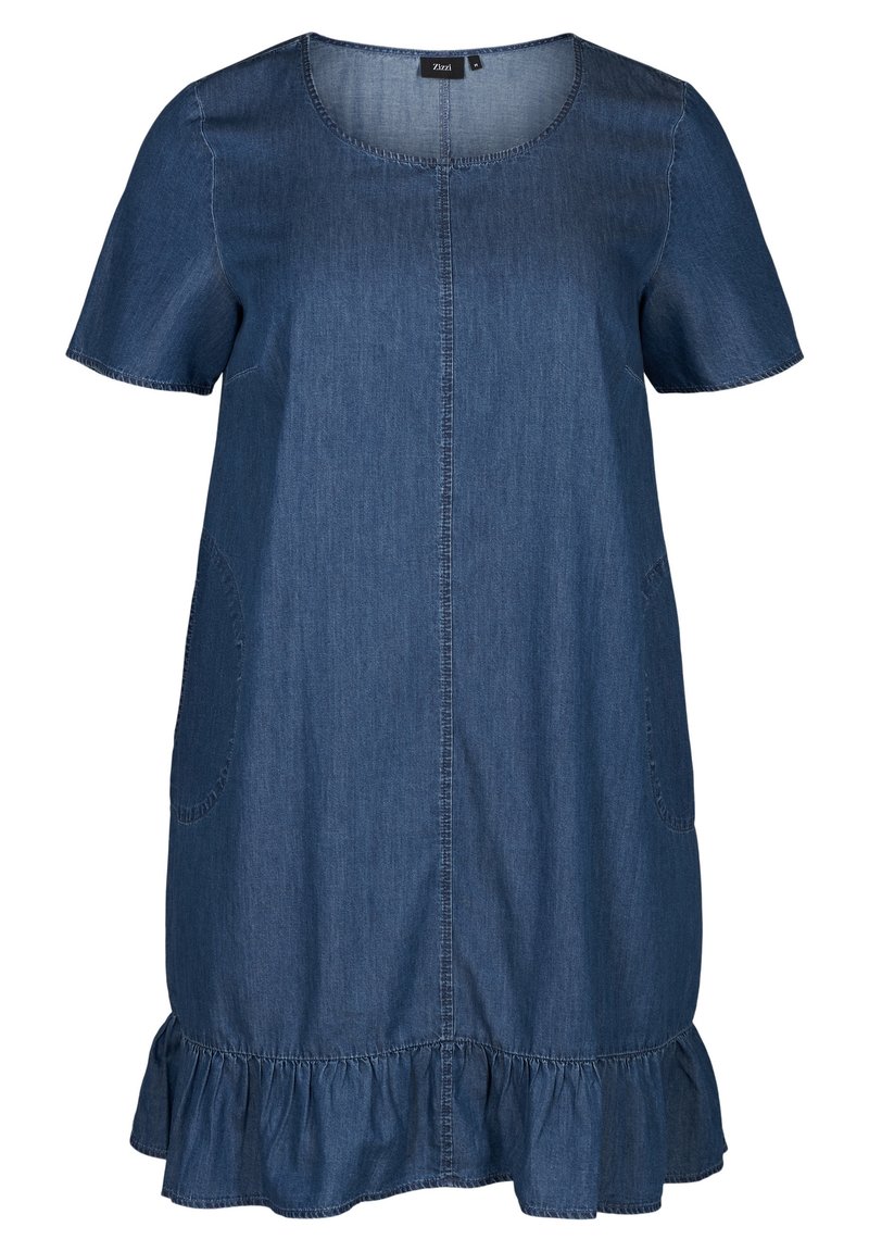 Robe en denim bleu à manches courtes avec col rond, couture avant, poches latérales et ourlet volanté.