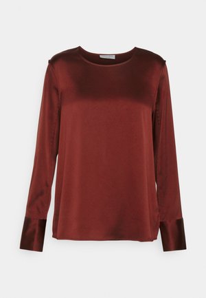 Bordová blúzka s dlhým rukávom z hladkej tkaniny s okrúhlym výstrihom, ktorá má saténové akcenty na rukávoch a bočné rozparky pre pohodlný pohyb.