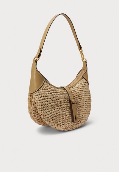 Τσάντα χειρός από άχυρο με στρογγυλεμένο σχήμα, καφέ δερμάτινες λεπτομέρειες και κοντό λουράκι. Διαθέτει κλείσιμο με φερμουάρ και μικρή λεπτομέρεια με λογότυπο.