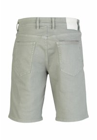 Shorts en denim gris clair à coupe droite, avec deux poches arrière et des détails de couture. Comprend une étiquette de marque sur la taille.