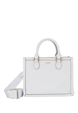 Weiße Ledertasche mit geprägtem Logo, zwei oberen Griffen, abnehmbarem Schultergurt und goldfarbenen Akzenten. Strukturierte rechteckige Form.