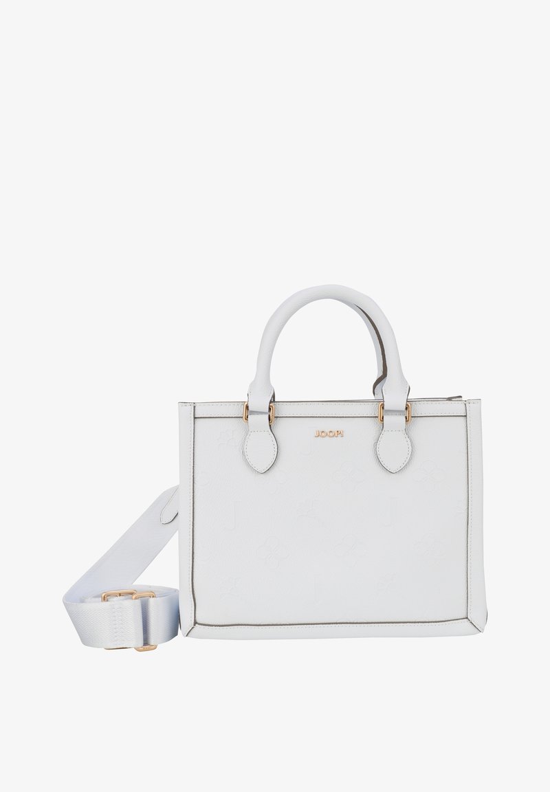 Bílá kožená kabelka s embosovaným logem, dvojitými horními uchy, odnímatelným ramenním popruhem a zlatými akcenty. Strukturální obdélníkový tvar.