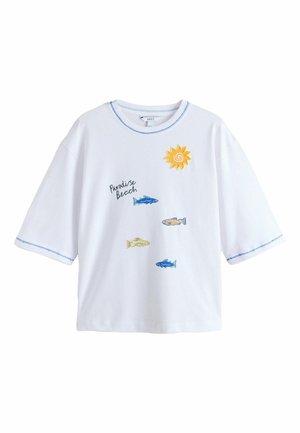 Weißes Kurzarmhemd mit blauer Zickzacknaht, Sonnenmotiv, vier bunten Fischen und dem Schriftzug "Paradise Beach" auf der Vorderseite.