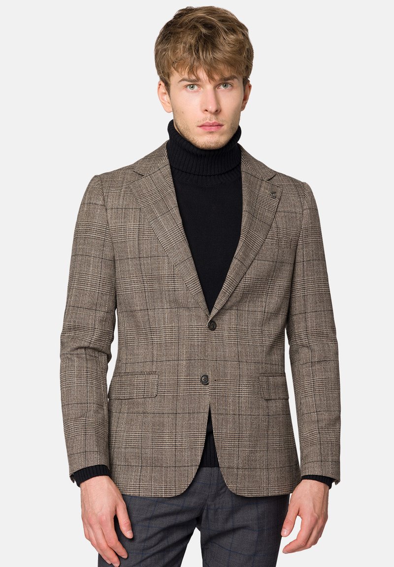 Brązowa marynarka w kratę o dopasowanym kroju, z pojedynczym zapięciem na guzik, klapami notch oraz przednimi kieszeniami, nałożona na czarny golf.