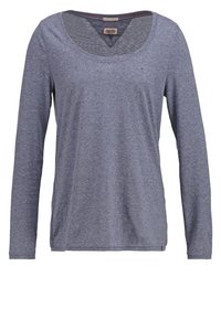 Långärmad grå t-shirt med rundad halsringning, tillverkad av mjukt tyg. Har en liten logotyp och sidoflikar för extra detalj.