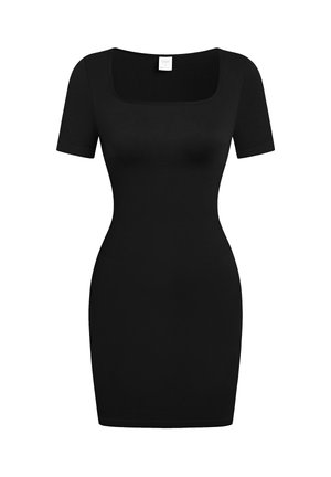 Robe noire moulante à manches courtes avec un col carré et une longueur jusqu'au genou.
