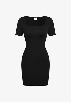 Robe noire moulante à manches courtes avec un col carré et une longueur jusqu'au genou.