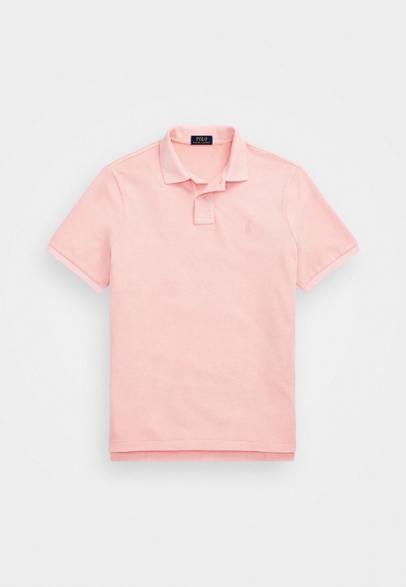 Polo rose clair en coton, avec un col classique, des manches courtes et un logo brodé discret sur la poitrine.